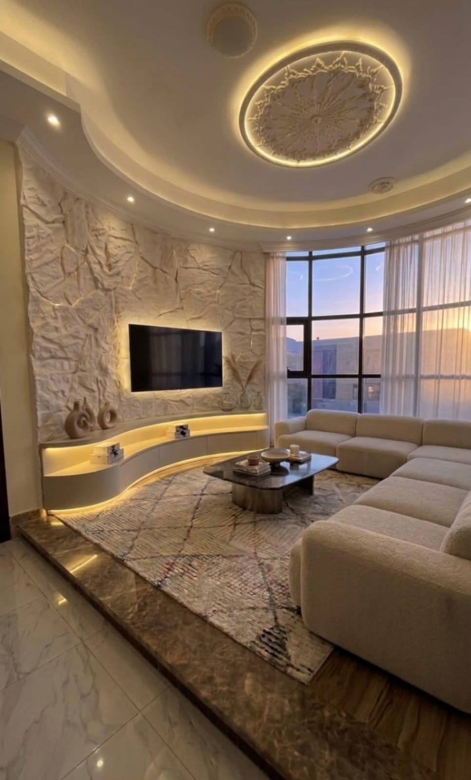 Curved white rock feature wall in luxury majlis